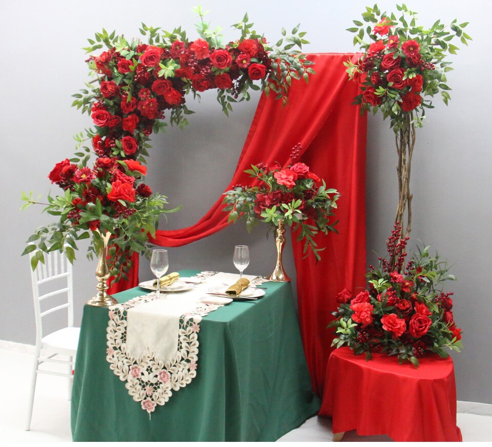 red winter wedding decorations10